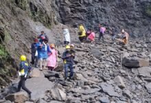 चीरबासा में खतरनाक बना केदारनाथ पैदल मार्ग, जवानों की निगरानी में सुरक्षित निकाले जा रहे यात्री