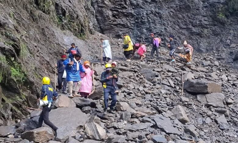 चीरबासा में खतरनाक बना केदारनाथ पैदल मार्ग, जवानों की निगरानी में सुरक्षित निकाले जा रहे यात्री