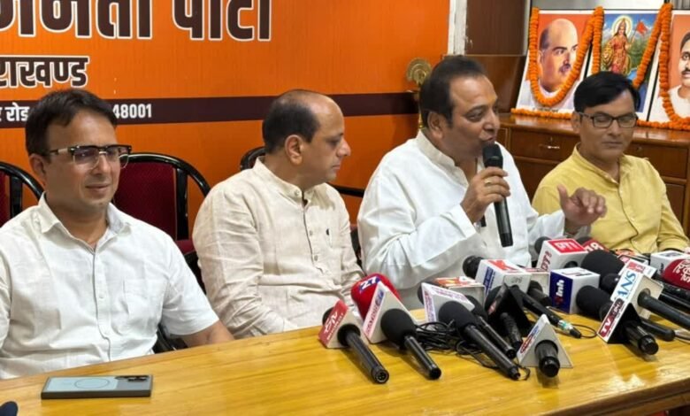 विनोद चमोली कांग्रेस पर गरजे, बोले- घोटालों ने खोला राजनीतिक भ्रष्टाचार का असली चेहरा विनोद चमोली कांग्रेस पर गरजे, बोले- घोटालों ने खोला राजनीतिक भ्रष्टाचार का असली चेहरा