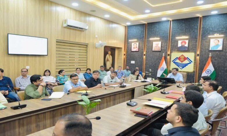 सरकारी भूमि से तत्काल हटाएं अतिक्रमण, पॉलीगॉन मैपिंग न करने वाले 12 विभागों को डीएम ने थमाया नोटिस