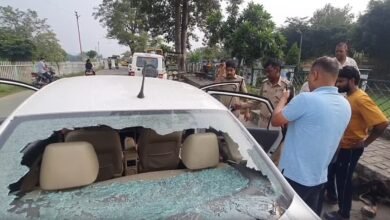 रामनगर में कार सवार युवक पर जानलेवा हमला, ईंट-पत्थरों से किया वार, खून से सनी मिली कार