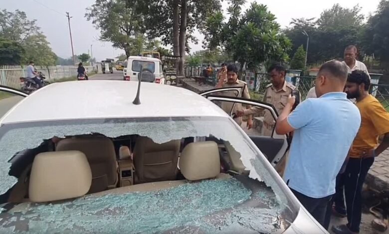 रामनगर में कार सवार युवक पर जानलेवा हमला, ईंट-पत्थरों से किया वार, खून से सनी मिली कार रामनगर में कार सवार युवक पर जानलेवा हमला, ईंट-पत्थरों से किया वार, खून से सनी मिली कार