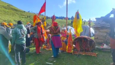 नंदा देवी बड़ी जात यात्रा: वेदनी से देव डोलियां और चौसिंगा खाड़ू आगे बढ़े, एक डोली लौटी वापस