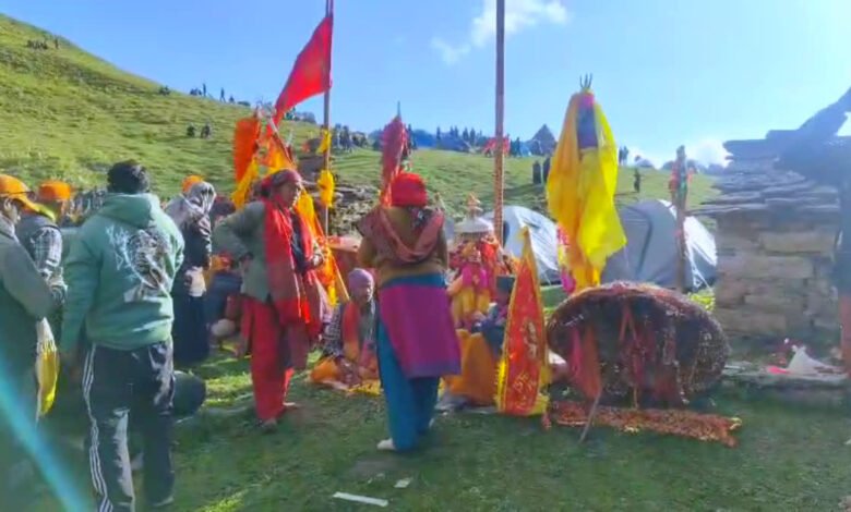नंदा देवी बड़ी जात यात्रा: वेदनी से देव डोलियां और चौसिंगा खाड़ू आगे बढ़े, एक डोली लौटी वापस