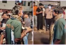 गले में अजगर डालकर सड़कों पर घूमा युवक, पोस्टमार्टम हाउस में घुसा तो मची अफरा-तफरी, जांच में जुटा वन विभाग
