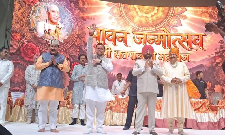 राहुल गांधी पर जमकर बरसे सीएम धामी, इंदौर में ‘छात्रों की गूंज’ कार्यक्रम के मिमिक्री को लेकर साधा निशाना राहुल गांधी पर जमकर बरसे सीएम धामी, इंदौर में ‘छात्रों की गूंज’ कार्यक्रम के मिमिक्री को लेकर साधा निशाना