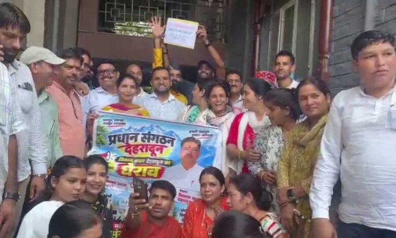 ग्राम प्रधानों ने की एमपी-एमएलए की तरह निधि की मांग, 10 सूत्रीय मांगों को लेकर विकास भवन में किया प्रदर्शन ग्राम प्रधानों ने की एमपी-एमएलए की तरह निधि की मांग, 10 सूत्रीय मांगों को लेकर विकास भवन में किया प्रदर्शन