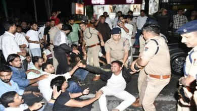 DAV छात्रसंघ चुनाव से पहले SSP कैंप कार्यालय पर हंगामा, बंटू के खिलाफ NBW पर भड़के NSUI-कांग्रेस कार्यकर्ता