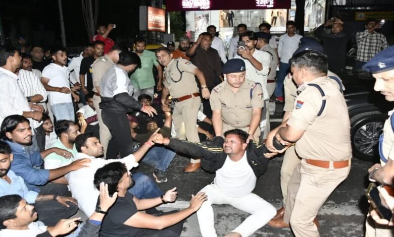 DAV छात्रसंघ चुनाव से पहले SSP कैंप कार्यालय पर हंगामा, बंटू के खिलाफ NBW पर भड़के NSUI-कांग्रेस कार्यकर्ता