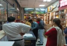 देहरादून में शराब की दुकानों पर देर रात ताबड़तोड़ छापेमारी, ओवररेटिंग समेत कई अनियमितताएं मिलीं
