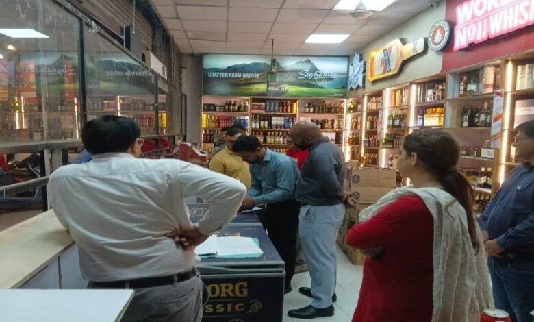 देहरादून में शराब की दुकानों पर देर रात ताबड़तोड़ छापेमारी, ओवररेटिंग समेत कई अनियमितताएं मिलीं देहरादून में शराब की दुकानों पर देर रात ताबड़तोड़ छापेमारी, ओवररेटिंग समेत कई अनियमितताएं मिलीं