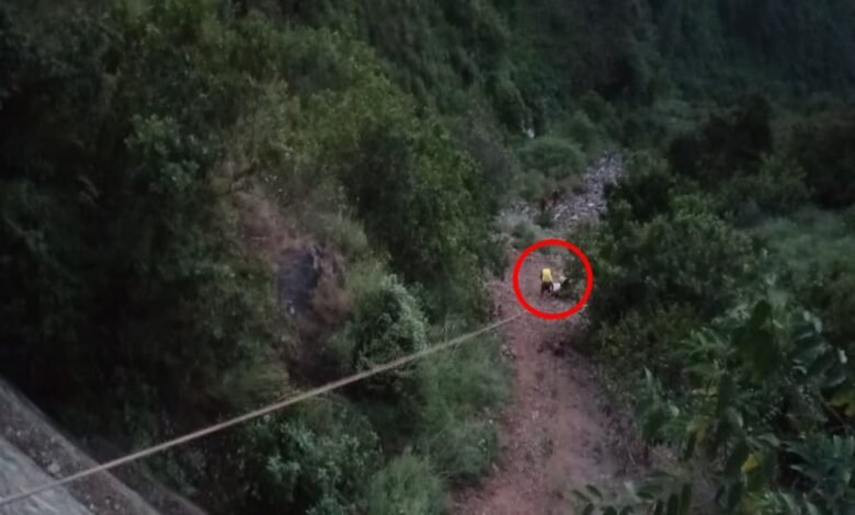 विकासनगर के त्यूणी में भीषण हादसा, 300 मीटर गहरी खाई में गिरी कार, 1 की मौत, दो लोग घायल