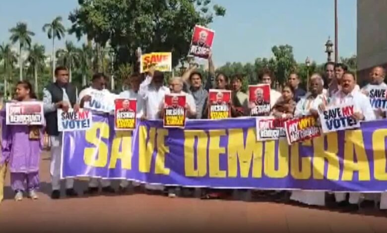 I.N.D.I.A. Bloc Protest: CEC के खिलाफ I.N.D.I.A. का हल्ला बोल, धरने पर बैठे राहुल-प्रियंका