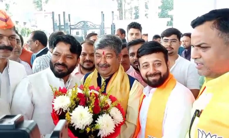 उत्तराखंड BJP राज्यसभा प्रत्याशी दिनेश आर्य ने किया नामांकन, सीएम धामी, महेंद्र भट्ट समेत विधायक रहे मौजूद उत्तराखंड BJP राज्यसभा प्रत्याशी दिनेश आर्य ने किया नामांकन, सीएम धामी, महेंद्र भट्ट समेत विधायक रहे मौजूद