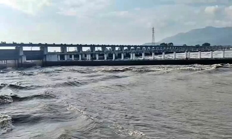 बिहार की ओर बढ़ रहा नेपाल का जलजला, रातभर चली गश्ती, लोगों को अलर्ट रहने के निर्देश