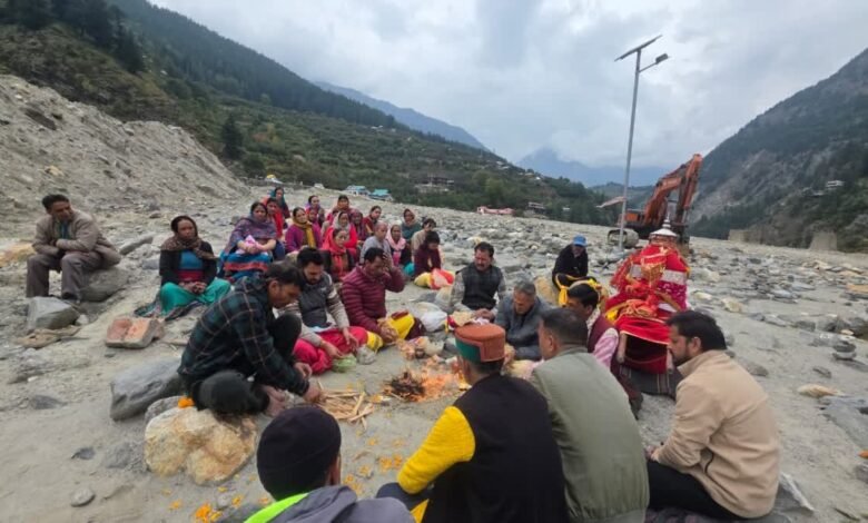 धराली में धरती में समाए शिव धाम को खोजने की जद्दोजहद शुरू, जानिए पौराणिक इतिहास धराली में धरती में समाए शिव धाम को खोजने की जद्दोजहद शुरू, जानिए पौराणिक इतिहास
