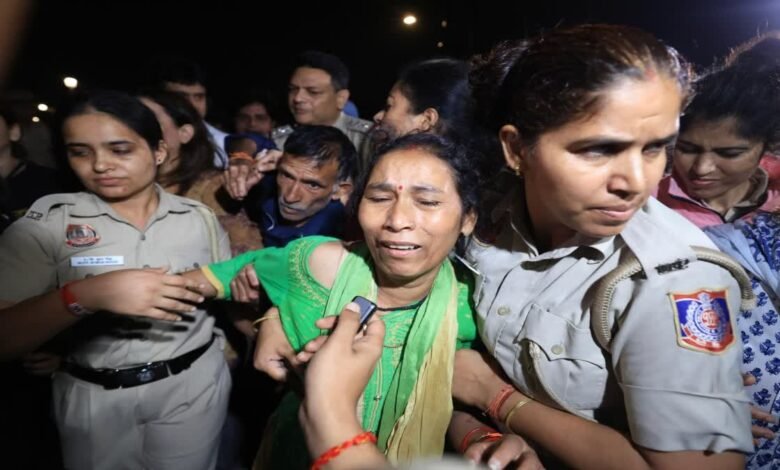अंकिता भंडारी के माता-पिता को पुलिस ने हिरासत में लिया, इंडिया गेट पर दे रहे थे धरना अंकिता भंडारी के माता-पिता को पुलिस ने हिरासत में लिया, इंडिया गेट पर दे रहे थे धरना