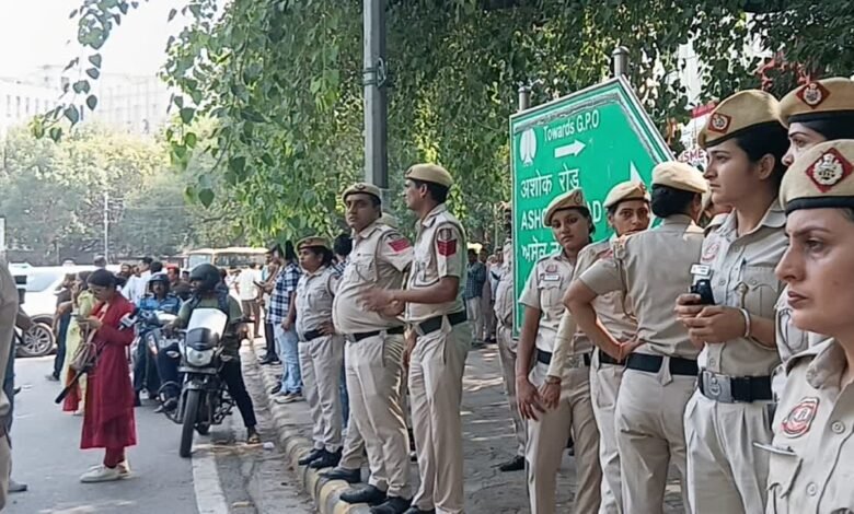 “लहरा दो तिरंगा” पर रोक: 28 हजार सुरक्षाकर्मी तैनात: 21 रास्तों पर ट्रैफिक डायवर्जन, राजीव चौक से जंतर-मंतर तक कड़ी सुरक्षा “लहरा दो तिरंगा” पर रोक: 28 हजार सुरक्षाकर्मी तैनात: 21 रास्तों पर ट्रैफिक डायवर्जन, राजीव चौक से जंतर-मंतर तक कड़ी सुरक्षा