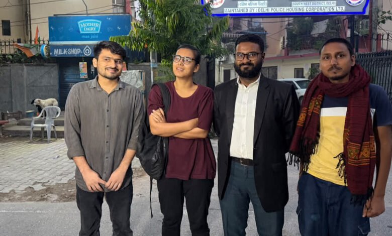 12 घंटे के विरोध के बाद नेहा बोरा रिहा, अभिजीत दीपके गिरफ्तार; आज SEM कोर्ट में होगी पेशी 12 घंटे के विरोध के बाद नेहा बोरा रिहा, अभिजीत दीपके गिरफ्तार; आज SEM कोर्ट में होगी पेशी