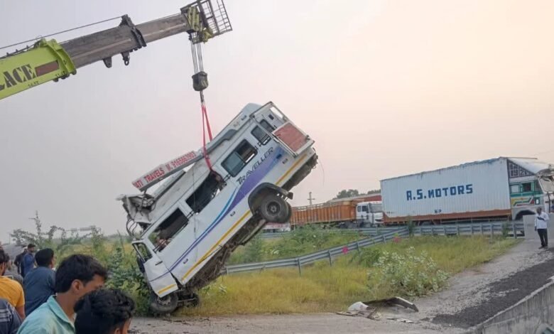 दिल्ली-मुंबई एक्सप्रेसवे पर हादसा, पुलिया से नीचे गिरी ट्रैवलर, 8 की मौत, सभी MP से जा रहे थे खाटू श्याम दिल्ली-मुंबई एक्सप्रेसवे पर हादसा, पुलिया से नीचे गिरी ट्रैवलर, 8 की मौत, सभी MP से जा रहे थे खाटू श्याम