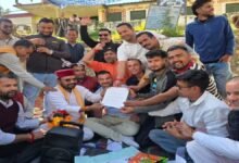 PHC की दुर्दशा पर स्थानीय लोगों ने खोला मोर्चा, विधायक के आश्वासन पर माने आंदोलनकारी, धरना स्थगित