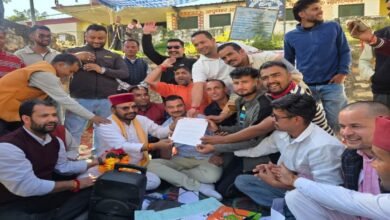 PHC की दुर्दशा पर स्थानीय लोगों ने खोला मोर्चा, विधायक के आश्वासन पर माने आंदोलनकारी, धरना स्थगित