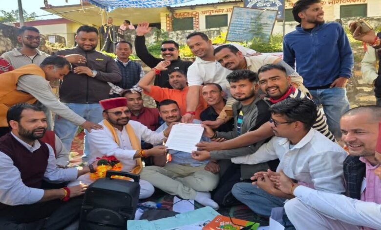 PHC की दुर्दशा पर स्थानीय लोगों ने खोला मोर्चा, विधायक के आश्वासन पर माने आंदोलनकारी, धरना स्थगित