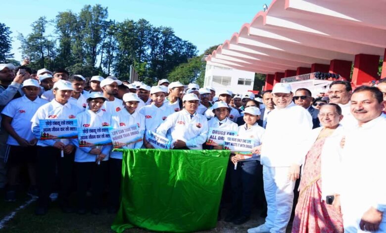नशामुक्त उत्तराखंड वॉकथॉन को सीएम धामी ने दिखाई हरी झंडी, कहा- नशे के खिलाफ लड़ाई समाज की साझा जिम्मेदारी नशामुक्त उत्तराखंड वॉकथॉन को सीएम धामी ने दिखाई हरी झंडी, कहा- नशे के खिलाफ लड़ाई समाज की साझा जिम्मेदारी