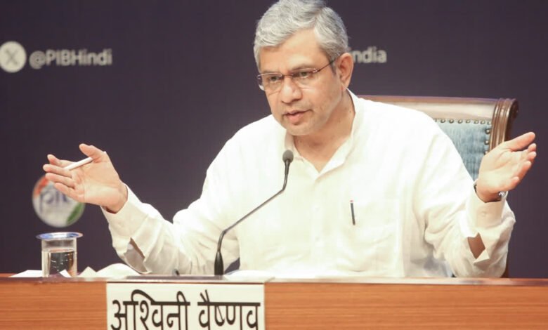 2028 तक भारत में होंगे भारतीय ब्रांड वाले स्मार्टफोन, अश्विनी वैष्णव ने किया बड़ा दावा 2028 तक भारत में होंगे भारतीय ब्रांड वाले स्मार्टफोन, अश्विनी वैष्णव ने किया बड़ा दावा