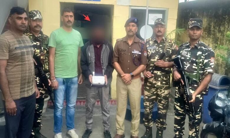 बनबसा नेपाल बॉर्डर पर स्मैक के साथ इनामी नशा तस्कर गिरफ्तार, गैंगस्टर एक्ट में था वांछित बनबसा नेपाल बॉर्डर पर स्मैक के साथ इनामी नशा तस्कर गिरफ्तार, गैंगस्टर एक्ट में था वांछित