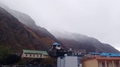 बदरीनाथ धाम की चोटियों पर बर्फबारी, श्रद्धालुओं के खिले चेहरे, निचले इलाकों में बढ़ी ठंड
