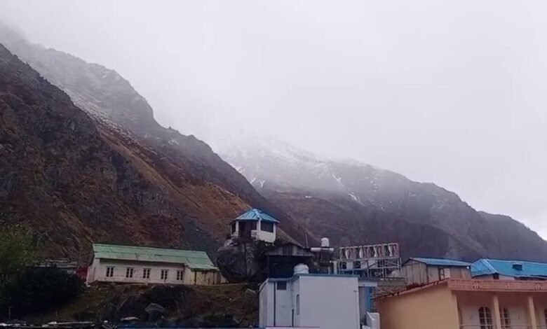 बदरीनाथ धाम की चोटियों पर बर्फबारी, श्रद्धालुओं के खिले चेहरे, निचले इलाकों में बढ़ी ठंड बदरीनाथ धाम की चोटियों पर बर्फबारी, श्रद्धालुओं के खिले चेहरे, निचले इलाकों में बढ़ी ठंड
