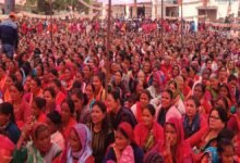 सोमेश्वर में सियासी गर्माहट, एक तरफ मंत्री रेखा आर्या का अभिनंदन, दूसरी तरफ कांग्रेस ने दिखाए काले झंडे