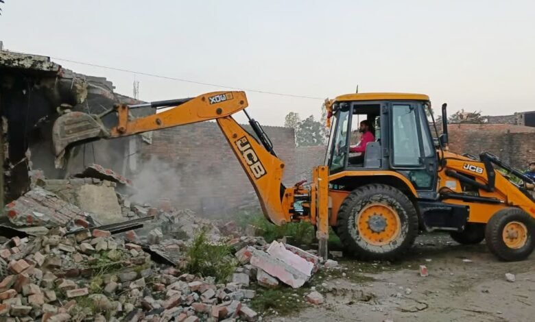 अतिक्रमण पर बुलडोजर एक्शन, 82 परिवारों के मकानों पर चली ध्वस्तीकरण की कार्रवाई, भारी पुलिस बल तैनात अतिक्रमण पर बुलडोजर एक्शन, 82 परिवारों के मकानों पर चली ध्वस्तीकरण की कार्रवाई, भारी पुलिस बल तैनात